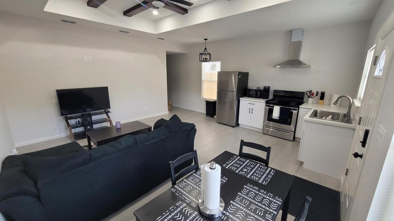 The House With The Blue Door. Apartment McAllen Exterior photo